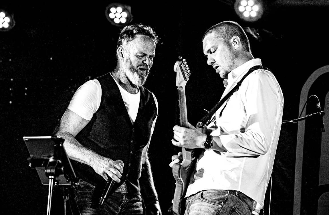 Zanger en gitarist van The Leftovers live
